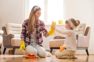 Ilustração de mãe e filha felizes batendo a mão esquerda após a limpeza da sala