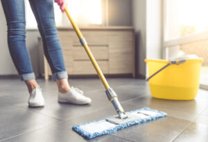 Ilustração de limpeza de piso com mop e cleaner desinfetante e limpador