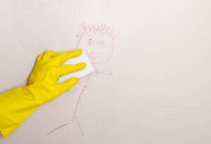 Ilustração de pessoa removendo manchas com a fibra para limpeza leve
