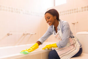 Ilustração demulher limpando uma banheiro com pano alta performance
