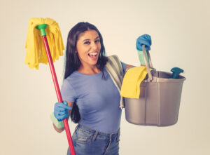Ilustração de mulher com produtos e utensílios de limpeza