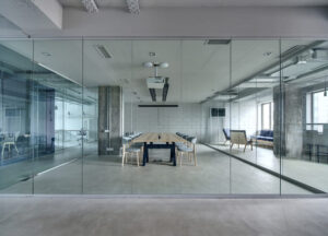 Ilustração de vidros limpos e transparentes em uma sala de reuniões